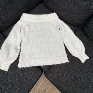 Off shoulder tröja - Säljer en vid Off shoulder tröja som är sparsamt använd!💕 