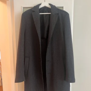 Rock Pier One - M - Mellanlång rock fråb Pier One i storlek M. Högerficka har hål som går in mellan rockens ytter och innermaterial. Går lätt att sy igen. Annars i bra skick.