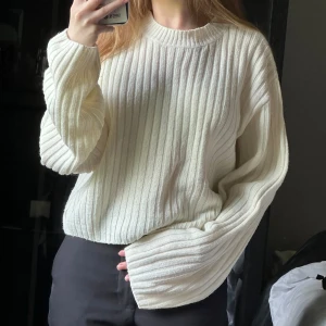 Vit stickad tröja - Croppad vit tröja, den e lite använd men har inte några skador eller fläckar. 🥰