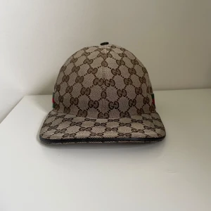 Gucci Original GG Canvas Baseball Hat  - En fin Gucci keps perfekt nu inför sommaren med storlek M! Kepsen är i bra skick och har inga synliga skador.  Kvitto eller box tillkommer inte men den är såklart äkta!