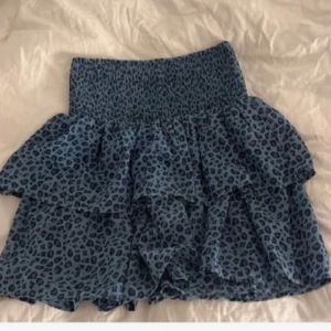 Blå volangkjol💙 - Superfin kjol som passar perfekt som kjol och topp nu till sommaren, använd fåtal gånger utan defekter. Kjolen passar mig som har storlek XS/S💓💓