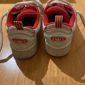 Addidas skor - Säljer dessa addidas skor som är köpta 6 månader sen. Trendiga och nästan som nya. Perfekta sneakers till våren och sommaren. Nypris 2000.