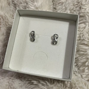 Örhängen - Säljer dessa fina örhängen i silver då de inte kommer till användning. Har aldrig använt dem. 50kr + frakt.