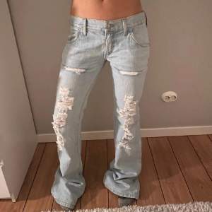säljer dessa sjukt snygga jeans som jag köpt här på plick!! dem är helt i nyskick och skit snygga! frm passar någon mellan 165-175 skulle jag säga långdmässigt! midjemåttet är 39 ish❤️