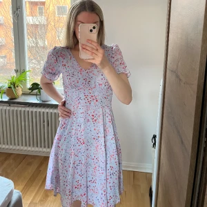Sommarklänning  - Söt sommarklänning. Helt oanvänd!