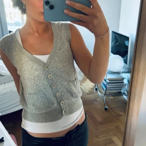 Stickad topp  - Perfekt stickad topp/väst ifrån Bertoni💕 Perfekt över ett linne som jag har på bilden, eller bara som den är!! Nypris va runt 1000-1500, kmr inte riktigt ihåg, och därav ett väldigt bra pris och och med att den är som ny❤️❤️