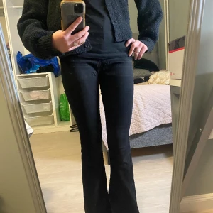 Svarta jeans bootcut - Jättefina svarta jeans!  Ganska små i storleken så skulle säga att de passar en som bär xs också, det står s på jeansen!💗 kan sälja dem för 200 vid snabb affär!❤️