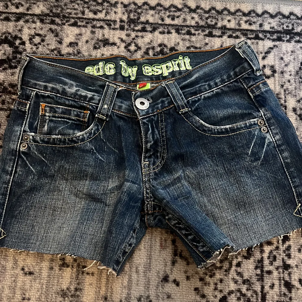Ett par fina jeansshorts från edc, säljs eftersom dem ej passar mig. . Shorts.