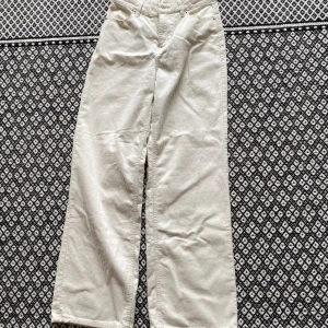 Helt nya byxor! Baggy pants  - Helt nya byxor, straight baggy. Som har ppbga byxben. Den var för lång för mig då jag har inte använt dem. Loose midia. Gör att de blir lowaist men ändå straight ben. Snyggfärg och passar bra till alla årstider! 