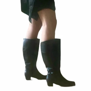 Svarta stövlar  - De perfekta stövlarna! Älskar att de är fyrkantiga vid tårna och att de är lite större upptill. Snygg till en klänning nu i sommar. Passar 39 då de är lite mindre i storlek ❤️‍🔥