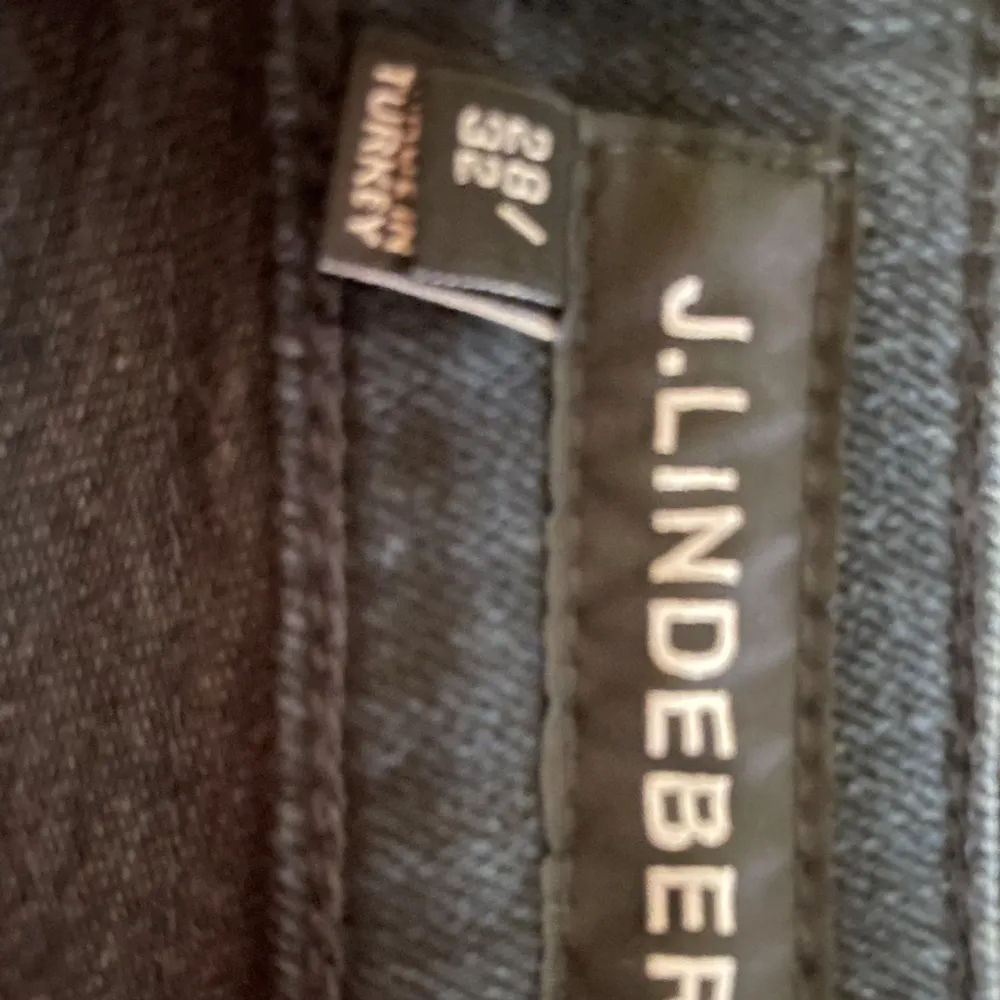 Mörkblå J.Lindeberg jeans, storlek 28/32. Aldrig använda. Nypris 1300kr. Jeans & Byxor.