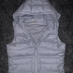 STENSTRÖMS FLANELL HUVVÄST - Skick = 10/10 inte en enda skråma, är precis som ny och använd max 5 gånger!!! Nypris = 4500kr Mitt = 2499kr Storlek: L men sitter som M så har du M så kommer den sitta perfekt!