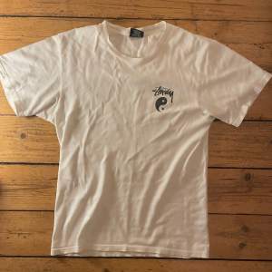 En vit Stussy T-shirt. Den har mycket bra och mjukt material och den där feta symbolen vid Stussy loggan. Köpte 2022 har använt på simmarna lite men bra skick. 9/10. 