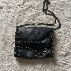 Stella McCartney liknande väska - Jättefin stellancartney liknande väska💗 I princip nyskick och Inga defekter💗 Bilder från förra ägaren kp för fler!💘