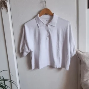 Topp från Mango  - Aldrig använd, väldigt mjuk material med oversized fit.
