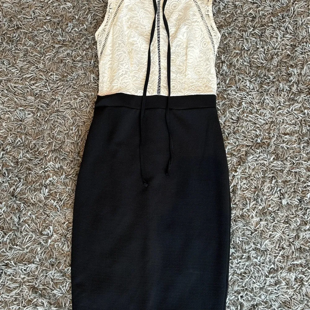 En superfin klänning från TFNC London som bara är använd få gånger. Size 10 men passar mig som har S.😊 Inget fast pris. Klänningar.
