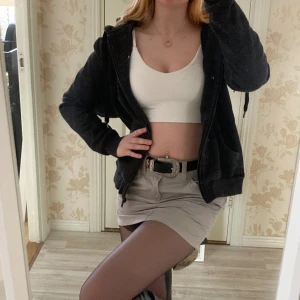 H&M Huvtröja - Huvtröja från H&M i storlek S. Köparen betalar för frakten🥰❤️