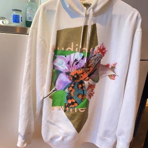 Acne studios hoodie  - Personen på bilden är 180cm. Skriv för fler frågor och funderingar!