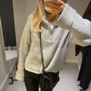 Grå stickad zip tröja💗 - En grå jätte fin stickad zip tröja från pull and bear, storlek s. Jätte fin och använd ett fåtal gånger. Säljer pågrund av att den inte kommer till användning💗(de två första bilderna är lånade)