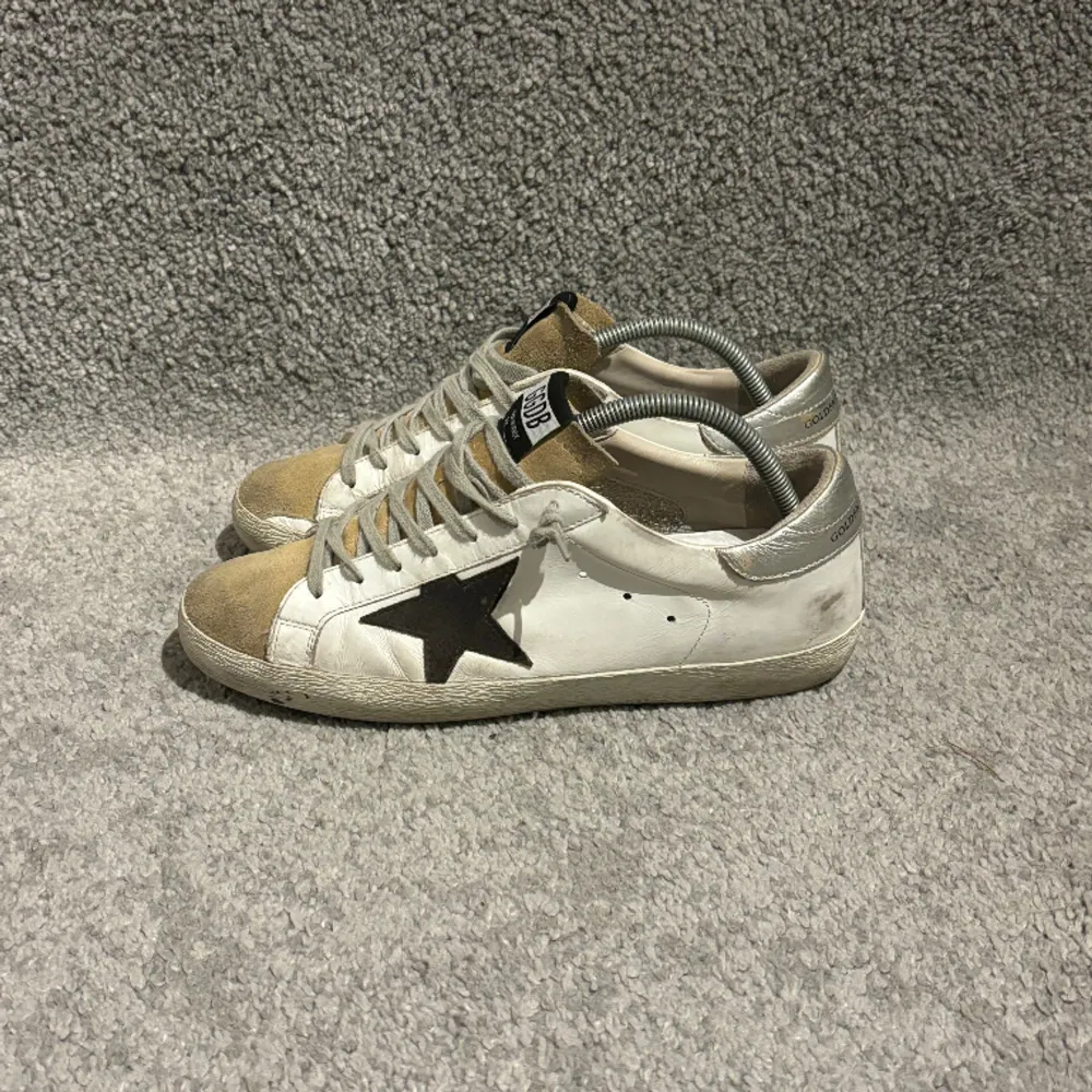 Tja säljer nu ett par golden goose skor i storlek 42. Dem är riktigt snygga och är i 9/10 skick. Endast skorna medföljer. Hör av er vid frågor eller funderingar:). Skor.