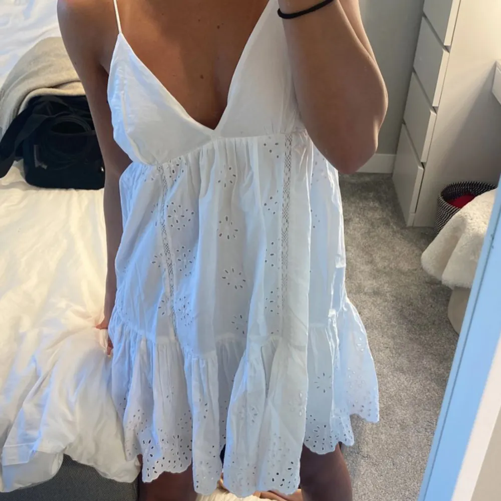 Jättefin vit klänning från zara som är perfekt till student eller till sommarfester! Jättefint skick, inga defekter🌻🌸. Klänningar.