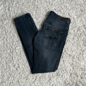 Nudie jeans  - Säljer dessa snygga jeans från nudie i modellen grim tim! Något slitna och är hål inuti båda framfickorna därav det låga priset. Hör av dig vid fler frågor eller funderingar!