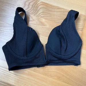Bikiniöverdel  - Bikiniöverdel. Använd max 3 ggr