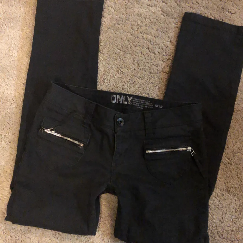 Lågmidjade jeans från only. Svarta med snygga framfickor, raka i benen. W 30 L 32. Säljer för dom var förstora för mig 🥲❤️. Jeans & Byxor.