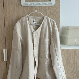 Beige denimjacka - Beige denimjacka från zara med coola detaljer på. Aldrig använd och därför i nyskick. I storlek XL så blir oversized.