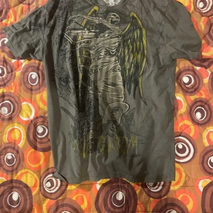 Tung tisha - En chill tisha typ som är i storlek XL men passar L  Affliction type beat