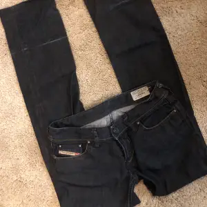 Lågmidjade jeans från Diesel i modellen ”Lowky” Raka i benen. Waist 29. L 32