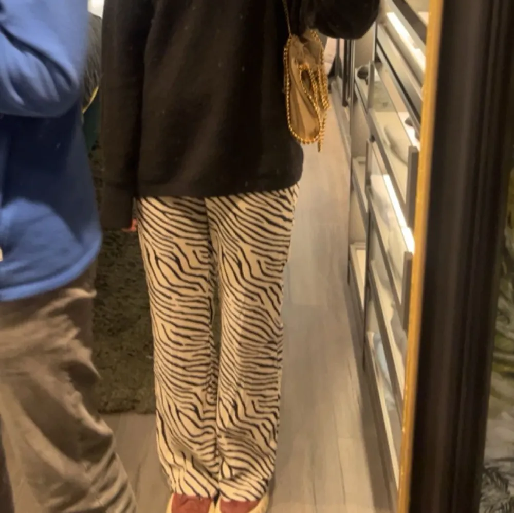 Så snygga zebra byxor🤍 storlek 34. Jeans & Byxor.