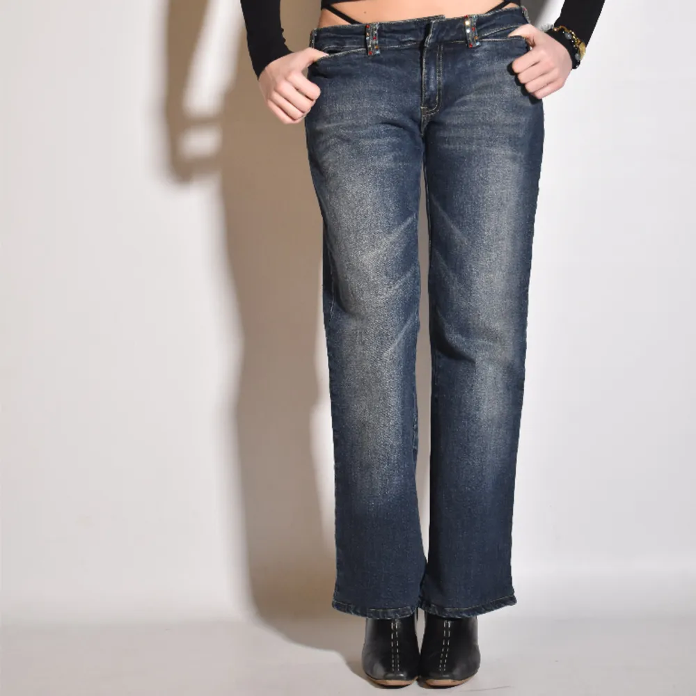 så snygga lågmidjade jeans med fina detaljer🙌🏻 storlek står inte men skulle säga xs🥰. Jeans & Byxor.