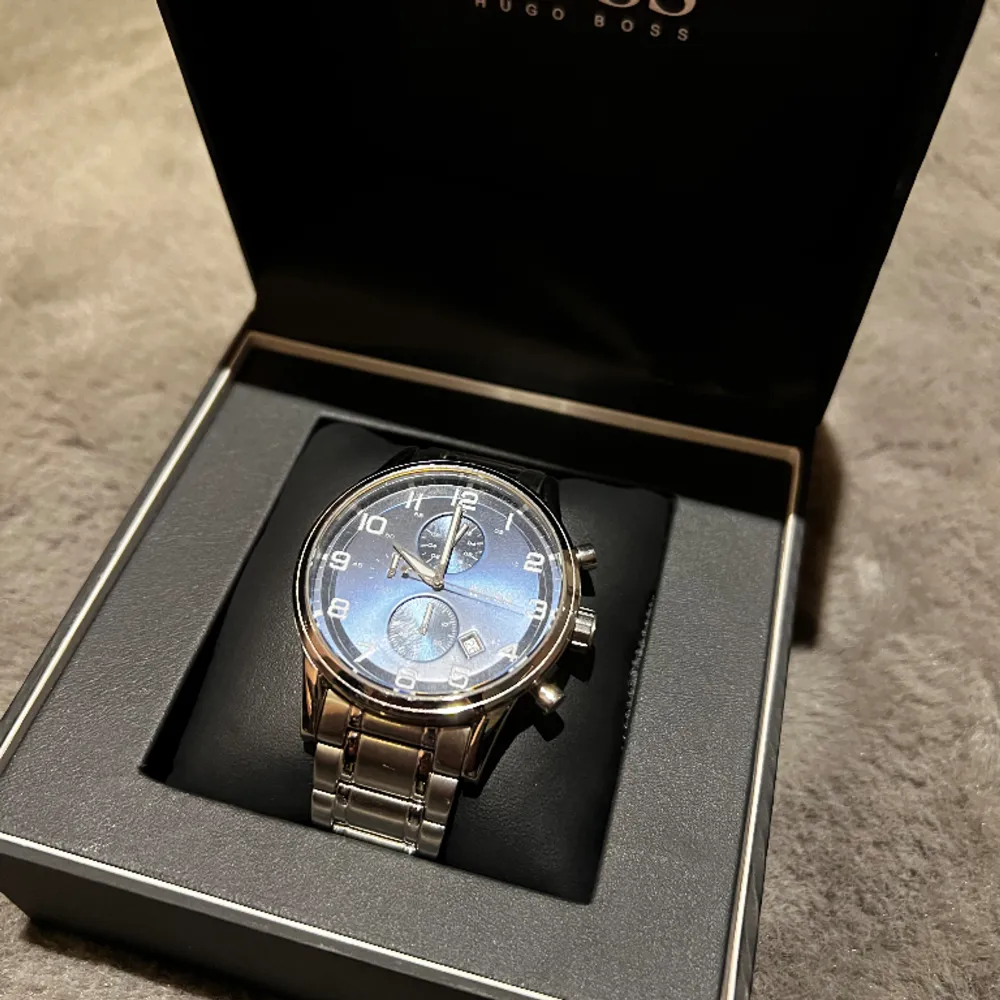 Säljer nu min Hugo Boss klocka då jag inte använder den längre. Klockan är i nyskick. Köpte klockan helt ny och har nästan aldrig använt den. Hör av er om ni har någon fråga!. Accessoarer.