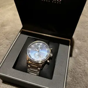 Säljer nu min Hugo Boss klocka då jag inte använder den längre. Klockan är i nyskick. Köpte klockan helt ny och har nästan aldrig använt den. Hör av er om ni har någon fråga!