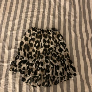 Kjol  - Säljer nu denna fina kjol från Pernilla whalgrens kollektion som är använd fåtal gånger men som är i fint skick, som är i storlek 38. OBS! Står inte för frakten