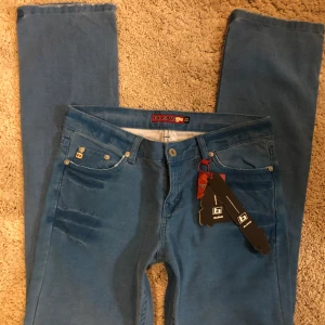 Lowrise jeans - Vintage Lågmidjade raka jeans helt nya. Skitsnygg turkos färg. Sista bilderna visar mer hur färgen ser ut.  Säljer för att jag har två par av samma jeans. 