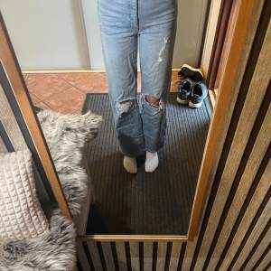 Wide Winnie jeans från Cubus i storlek CS/32 med hål och högmidjade. Säljer för de är för små och kom inte till användning men inga skador eller liknande så bra skick. Säljer för 250kr