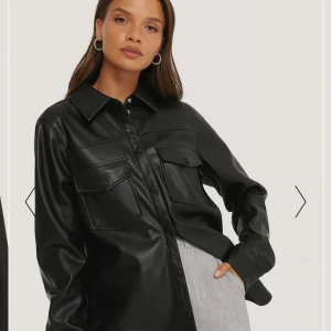 PU skjorta från NA-KD  - Jättefin och stilren pu skjorta som man både kan använda som jacka och som en skjorta. Säljer vidare då den inte kommer till användning längre. Skriv vid fler frågor❤️