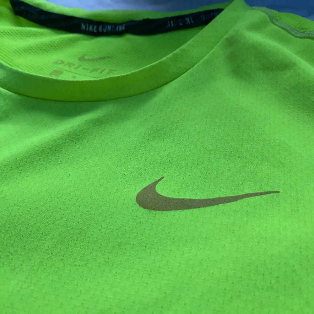 Nike neon färgad tränings tröja, storlek M och bra kvalitet  . T-shirts.