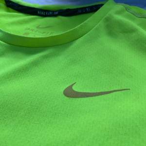 Nike neon färgad tränings tröja, storlek M och bra kvalitet  