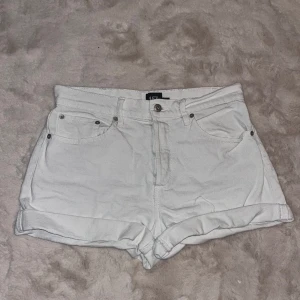 Vita jeansshorts - Säljer dessa då de aldrig kommer till användning. De är högmidjade från lager 157 i storlek M. 