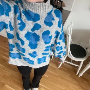 Stickad tröja  - Säljer denna stickade tröja, så mysig men kommer inte till användning längre 💘