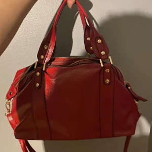 En söt medel stor väska  - Medel stor väska får plats med mycket  