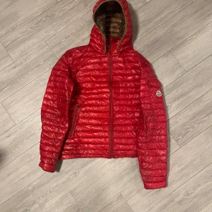 Moncler lättviktare  - Intressekoll på min moncler lätviktsjacka storlek 4. Jackan är i bra skick och de ingår en liten förvarings-påse, passar iprincip året runt och funkar även på varmare vinterdagar.