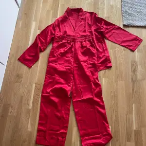 Säljer min röda silkes pyjamas från Ellos, aldrig använd. Säljs då den är för stor för mig.💘 står ingen storlek men skulle säga att den passar S/M