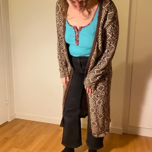 Kofta, stickad - Lång, värmande kofta under vinterhalvåret Saknar märkning 