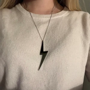  blixthalsband - Detta jättecoola blixthalsbandet är i nyskick. Nästan orörd och den är i silver. Den kommer från Edblad men från någon kollektion som inte finns kvar. Den är snygg att ha till många outfits och den blir som något lite extra till din outfit.  