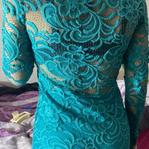 Klänning - Spets klänning som knappt är använd. Tajt och formar sig efter kroppen. Den är turkos/grön.