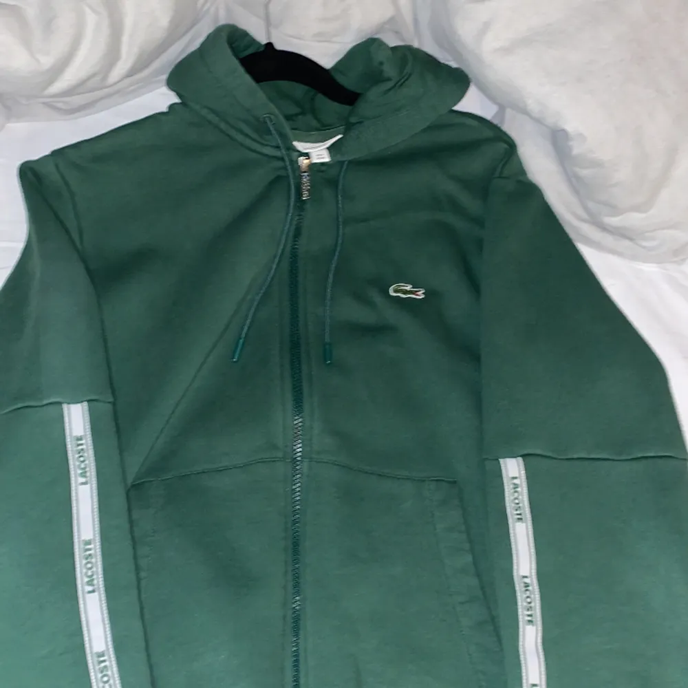 Detta är en äkta Lacoste zipper som är inte använd mycket! Skick 10/10! Köpte den för 1800kr och säljs nu 1300kr! Pris kan diskuteras.. Hoodies.